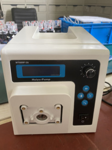 Pompe péristaltique à moteur sans balais utilisée pour le remplissage de grands volumes en laboratoire - Product Image 3