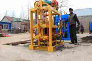 Máquina para hacer ladrillos de cemento Precio de la máquina para hacer bloques Gane <span class=keywords><strong>dinero</strong></span> rápidamente Oportunidades de negocios - Product Image 2