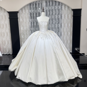 Robe de mariée haut de gamme Wx230 Royal Plus Size en satin doux, sans manches, épaules dénudées, avec appliques en dentelle et cristaux, coupe princesse - Product Image 2