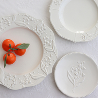 Ensemble d'assiettes en porcelaine de style européen, écologiques, à motif floral en relief blanc, fabriquées à la main, pour les mariages