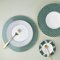 Service de table élégant en porcelaine fine - Motif quadrillé vert avec bordure dorée, vaisselle de mariage et assiettes de restaurant