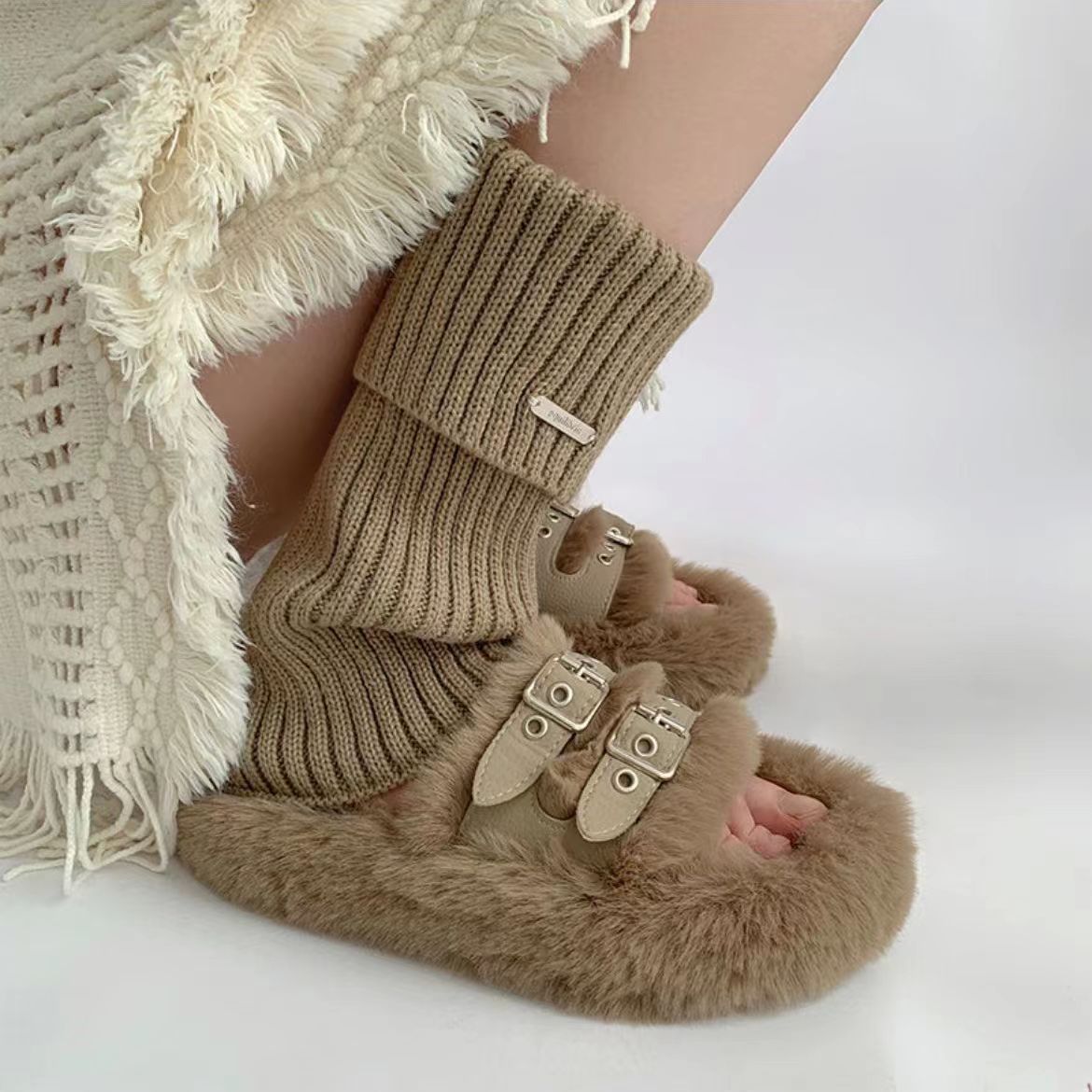 Wholesale OEM Design Logo Thick Metal Label Winter Loose Socks Women's Cable Knit Long Socks Winter Leg Warmers for Girls
