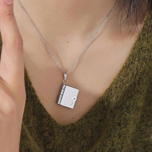 Carnet de notes en acier inoxydable plaqué or 18 carats, bijoux à breloques en forme de lettre, collier à pendentif avec breloque et livre ouvert personnalisé - Product Image 2