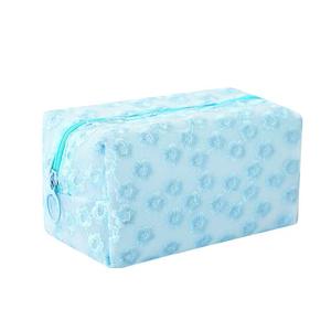 Bolsa de Cosméticos con Encaje Floral Estético - Gran Capacidad para Base de Maquillaje, Brochas y Artículos de Aseo - Product Image 4