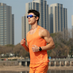 <span class=keywords><strong>Maille</strong></span> sans couture <span class=keywords><strong>homme</strong></span> grand trou séchage rapide 100% Polyester 100 GSM Marathon hauts de course sans manches t-shirt pour hommes débardeur <span class=keywords><strong>gilet</strong></span> - Product Image 2