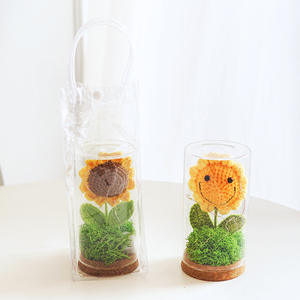 Juego de Regalo de Adorno de Escritorio con Lámpara de Noche de Cristal Cilíndrico con Flores de Girasol Tejidas a Crochet y Flores Preservadas - Product Image 4