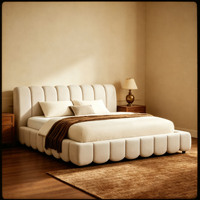 Lit plateforme réglable de luxe en velours crème avec tête et pied de lit rembourrés en forme de pétales, en bois de teck pliable, taille King
