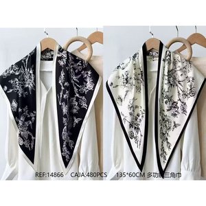 Sciarpa triangolare multifunzionale 135x60 cm con stampa floreale per donna, accessorio moda - Product Image 3