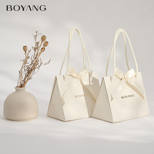 Boîte cadeau de luxe pliable en papier avec poignée, personnalisable avec logo Boyang, pour bagues, boucles d'oreilles, bracelets et colliers. - Product Image 3