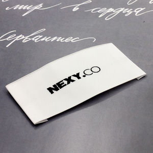 Accessoire de vêtement à pli d'extrémité d'étiquette en polyester tissé blanc d'origine avec logos de marque personnalisés pour vêtements - Product Image 6