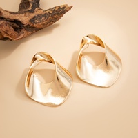 Boucles d'oreilles clous torsadées en métal ajouré motif floral pour femmes, accessoires de mode quotidiens, bijoux fantaisie, cadeaux