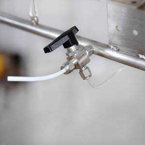 Machine automatique de fabrication de bougies à haute efficacité avec fonctions de mélange de parfums, de fusion de cire et de remplissage pour usine de bougies commerciale - Product Image 4