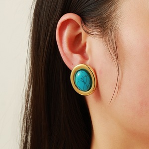 Boucles d'oreilles clous ovales en turquoise bleue, sertissage clos, acier inoxydable plaqué or 18 carats, bijoux de mode - Product Image 2