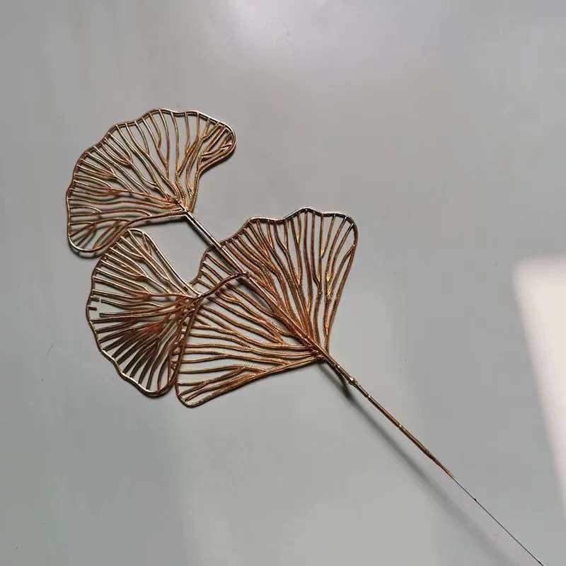 Une seule feuille de ginkgo dorée (37cm)