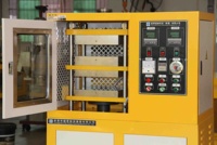 Vulcanisateur hydraulique de laboratoire 30T 50T 75T à chauffage électrique et refroidissement par eau pour la préparation d'échantillons polymères et de feuilles de plastique