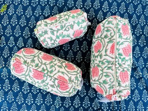 Pochette de toilette matelassée en coton faite à la main, imprimée au bloc et brodée, accessoire de voyage - Product Image 3