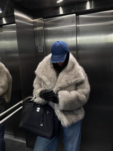 Cappotto da <span class=keywords><strong>Donna</strong></span> in Pelliccia Sintetica di Tendenza Invernale, Giacca Corta a Maniche Lunghe con Ampio Revers, Soffice e Spesso Capospalla - Product Image 4