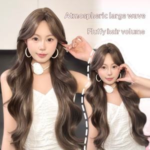 Perruque quotidienne à grandes vagues, fabriquée à la machine, résistante à la chaleur, effet naturel et volumineux, avec simulation de volume sur le dessus de la tête, pour une allure décontractée. - Product Image 1