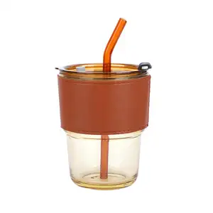批发供应商高品质透明玻璃咖啡杯带塑料盖和带硅套的吸管水瓶