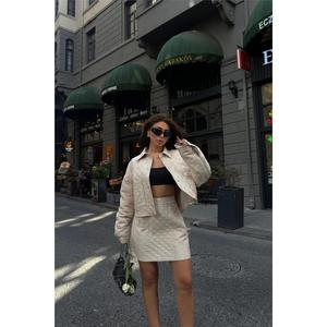 Conjunto de Chaqueta Corta Acolchada Beige y Falda para Mujer, Atuendo de 2 Piezas por Encima de la Rodilla con Detalle de Emblema - Product Image 6