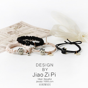 Fermacapelli con Campanello a Forma di Gatto Bianco e Nero, Elegante e Carino, Fatto a Mano in Plastica/Resina, Personalizzabile - Product Image 3