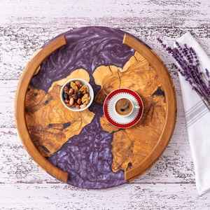 Motifs élégants en résine sur des plateaux en bois massif, parfaits pour servir des collations, des boissons et des desserts tout en ajoutant une touche élégante - Product Image 1