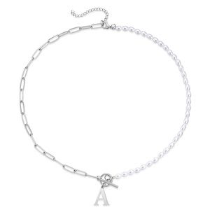 Collier chaîne de clavicule en perles avec pendentif lettre A, imitation perle et fermoir trombone en acier titane, pour usage quotidien, tendance - Product Image 1