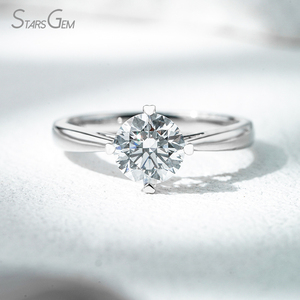 Anillo de Compromiso Solitario Starsgem de 1 Quilate, 6.6 mm, Corte Brillante, Diamante Blanco Cultivado en Laboratorio, Color D, Estilo Clásico, Oro Blanco de 18 Quilates, 2.9 g - Product Image 1