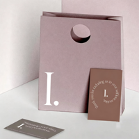 Luxe roze kartonnen shopper met handvatten en strik, met aangepast logo