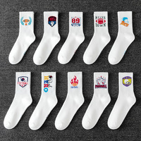 Vente en gros de chaussettes en polyester pour hommes, chaussettes à motifs jacquard différents, chaussettes de sport respirantes