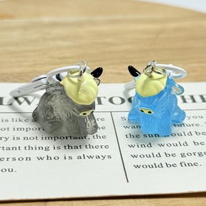 Porte-clés en résine lumineuse en forme de Yak à longues cornes agenouillé, pendentif DIY pour chaîne de téléphone portable, vente en gros - Product Image 1