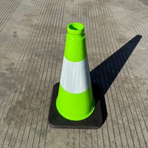 Flexibler grüner PVC-Straßenleitkegel, spritzgegossen, 70 cm, für Stadtstraßen und Verkehrssicherheit - Product Image 2