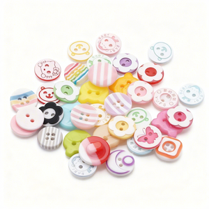 כפתורי שרף מגוונים בסיטונאות, צורות מעורבות של חיות, פרחים, לבבות, יהלומים ועגולים, עם 2 חורים, לבגדי ילדים. - Product Image 2