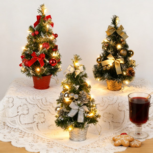 Mini <span class=keywords><strong>sapin</strong></span> <span class=keywords><strong>de</strong></span> <span class=keywords><strong>Noël</strong></span> artificiel en PVC pré-éclairé <span class=keywords><strong>de</strong></span> 40 cm avec petites boules lumineuses LED, pommes <span class=keywords><strong>de</strong></span> pin et nœuds pour table ou bureau – Classique - Product Image 4