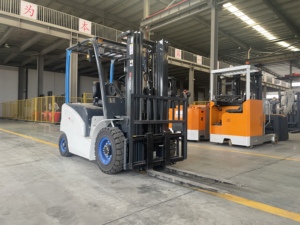 รถยกไฟฟ้า 2 ตัน เสาสามท่อน ยางตัน แบบนั่งขับ ใช้ภายในอาคาร โรงงานผลิต - Product Image 2