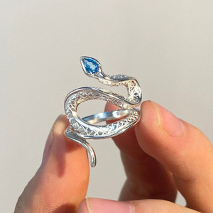 Anello a Forma di Serpente con Design a Goccia Aperta per Donne, Accessorio Moderno per Uso Quotidiano e Feste - Product Image 1