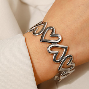 Bracciale Apribile di Moda di Alta Gamma, Placcato in Oro 18k, Braccialetti a Forma di Cuore in <span class=keywords><strong>Acciaio</strong></span> Inossidabile per Donne - Product Image 2