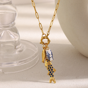 Collana a catena placcata in oro Dreamidea con ciondoli a tema pesce-squisiti ciondoli di pesce punteggiati d'oro e blu - Product Image 1