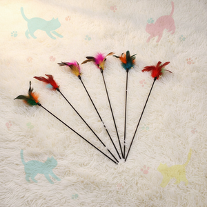 Bacchetta Interattiva per Gatti Durevole con Piume Colorate, Asta Lunga in PVC, Giocattolo per Animali Domestici con Campanello - Product Image 1