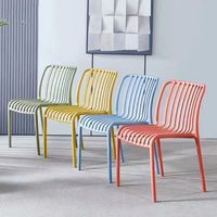 Chaise de salle à manger d'extérieur en plastique avec accoudoirs et dossier creux vertical pour cour/balcon/salon et salons de thé