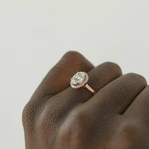 Bague de fiançailles solitaire en diamant taille ovale sertie à griffes, or 14k/18k, grande bague unisexe en diamant naturel certifié, design élégant - Product Image 4