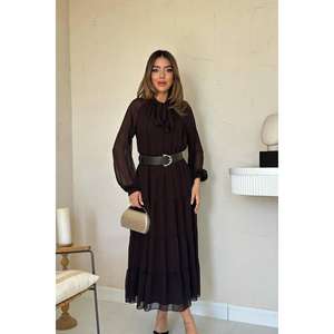 เดรสทรงเอไลน์ผ้าชีฟองสีน้ำตาลสุดหรู พร้อมดีเทลโบว์ที่คอเสื้อและชั้นผ้าบาง - Product Image 3