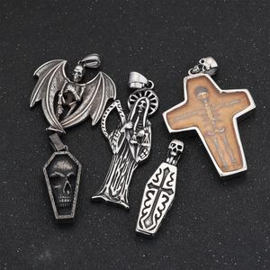 Colgantes de Santa Muerte de Acero Inoxidable 316L, Serie Calavera, Ataúd de Zombi, Colección Única 'La Muerte se Cae' Unisex - Product Image 1