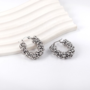 <span class=keywords><strong>Pendientes</strong></span> de aro de cadena de maíz personalizados al por mayor de fábrica, joyería ahuecada, cadena de malla, <span class=keywords><strong>pendientes</strong></span> de aro de acero inoxidable antialérgicos - Product Image 3