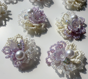 Zsy แผ่นปะติดมุกสีขาวสีม่วงงานแฮนด์เมดแผ่นปะติดลูกปัดแก้วลายดอกไม้3D สำหรับเสื้อผ้าสตรี - Product Image 1