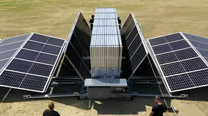 Système de production d'énergie solaire photovoltaïque conteneurisé, pliable, mobile, personnalisable et extensible de 70 kW à 80 kW - Product Image 1