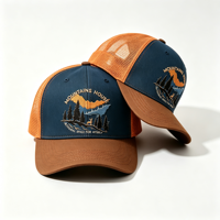 Casquette Trucker en Maille Bicolore avec Broderie Scène Forêt et Cerf de Montagne, Montagnes et Maison, pour le Camping, la Chasse, les Activités de Plein Air et l'Aventure en Nature