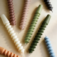 Bougie décorative conique au design spirale unique et créatif, disponible en 8 couleurs terreuses tendance, idéale pour la décoration de table de salle à manger moderne et de la maison.
