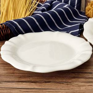 Assiettes en céramique blanches en forme de fleur, en gros, pas chères, élégantes, pour restaurants, hôtels, ensembles d'assiettes à salade. - Product Image 3