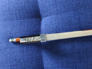 Archet <span class=keywords><strong>de</strong></span> violon 4/4 en <span class=keywords><strong>bois</strong></span> <span class=keywords><strong>de</strong></span> Brésil fin, monté en argent, <span class=keywords><strong>vente</strong></span> en gros d'usine, fabrication artisanale, crin <span class=keywords><strong>de</strong></span> cheval naturel, accepte les pièces <span class=keywords><strong>de</strong></span> violon OEM - Product Image 3